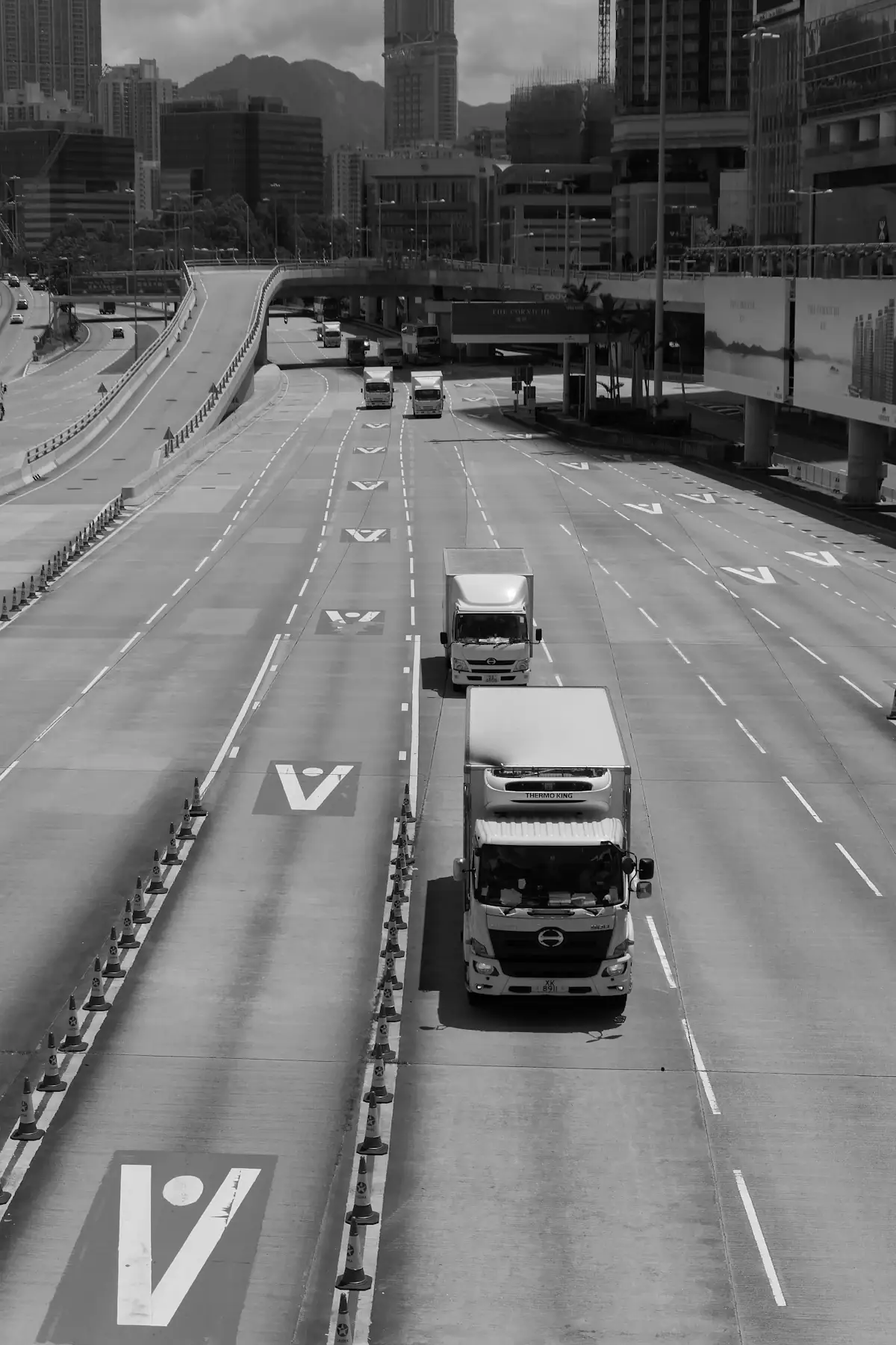 Camiones circulando por una autovía urbana